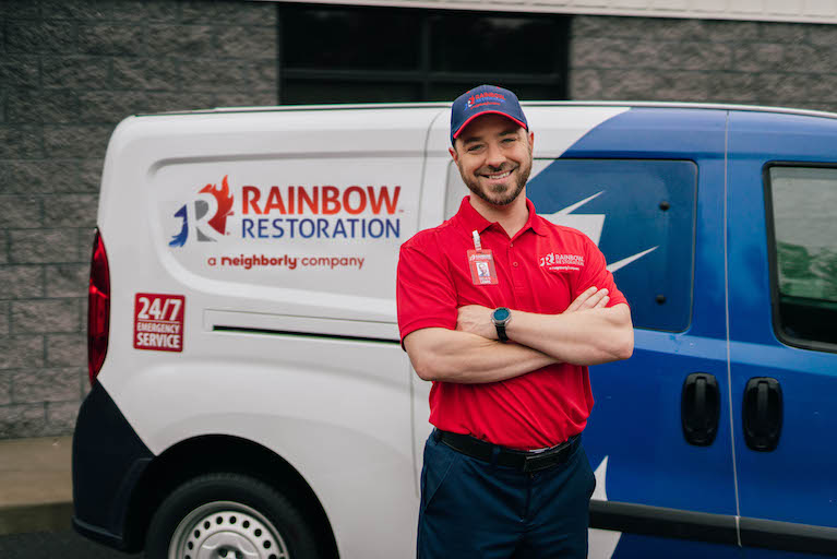 站在面前的彩虹修复卡车